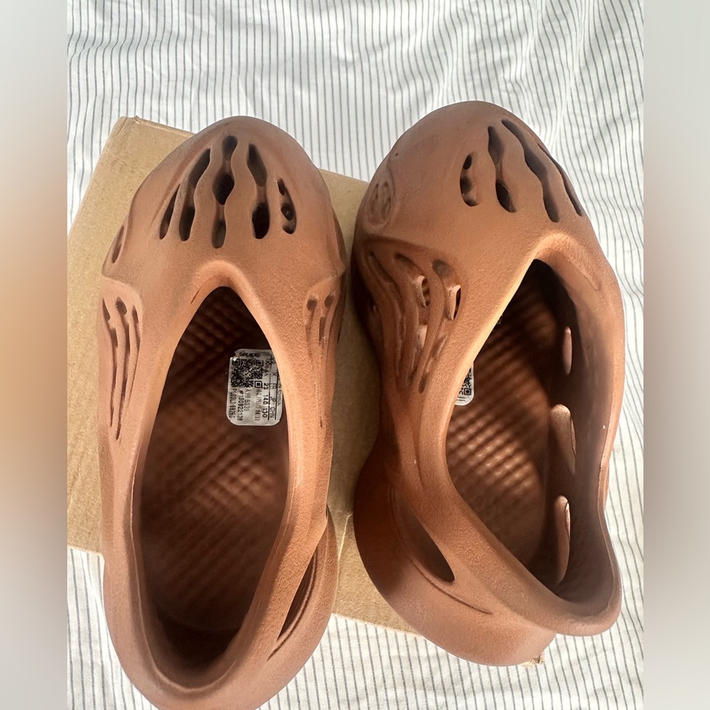 Yeezy Kids Foam Runners - Picture 4 of 5